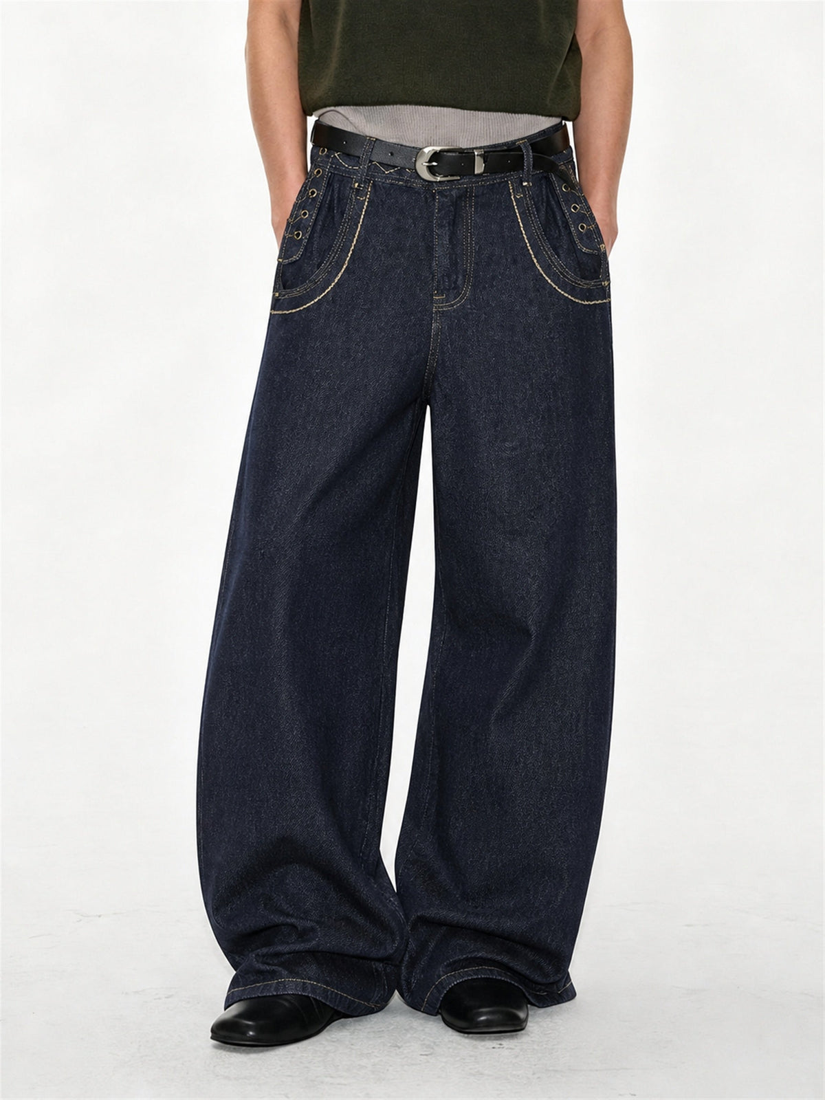 Baggy jeans with distinctive lace-up pocket details