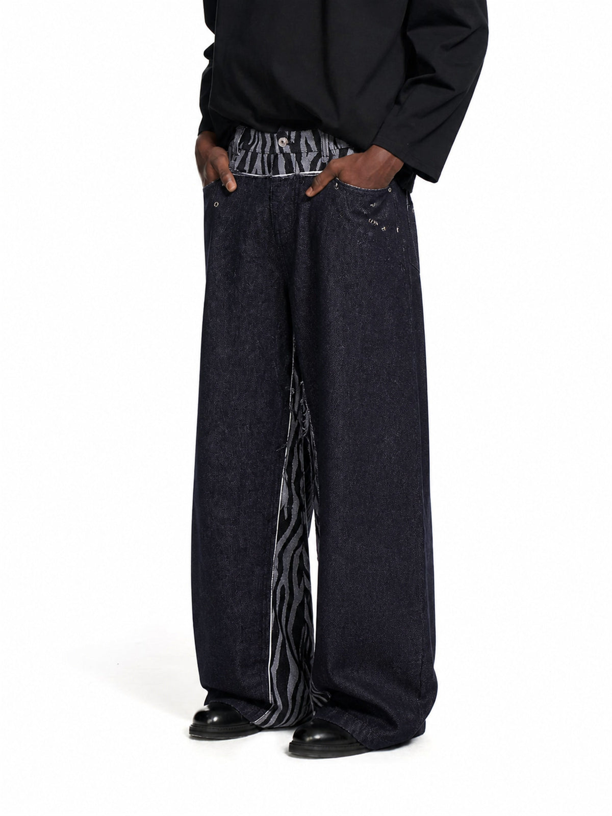 Baggy jeans with a distinctive zebra double-waist detail