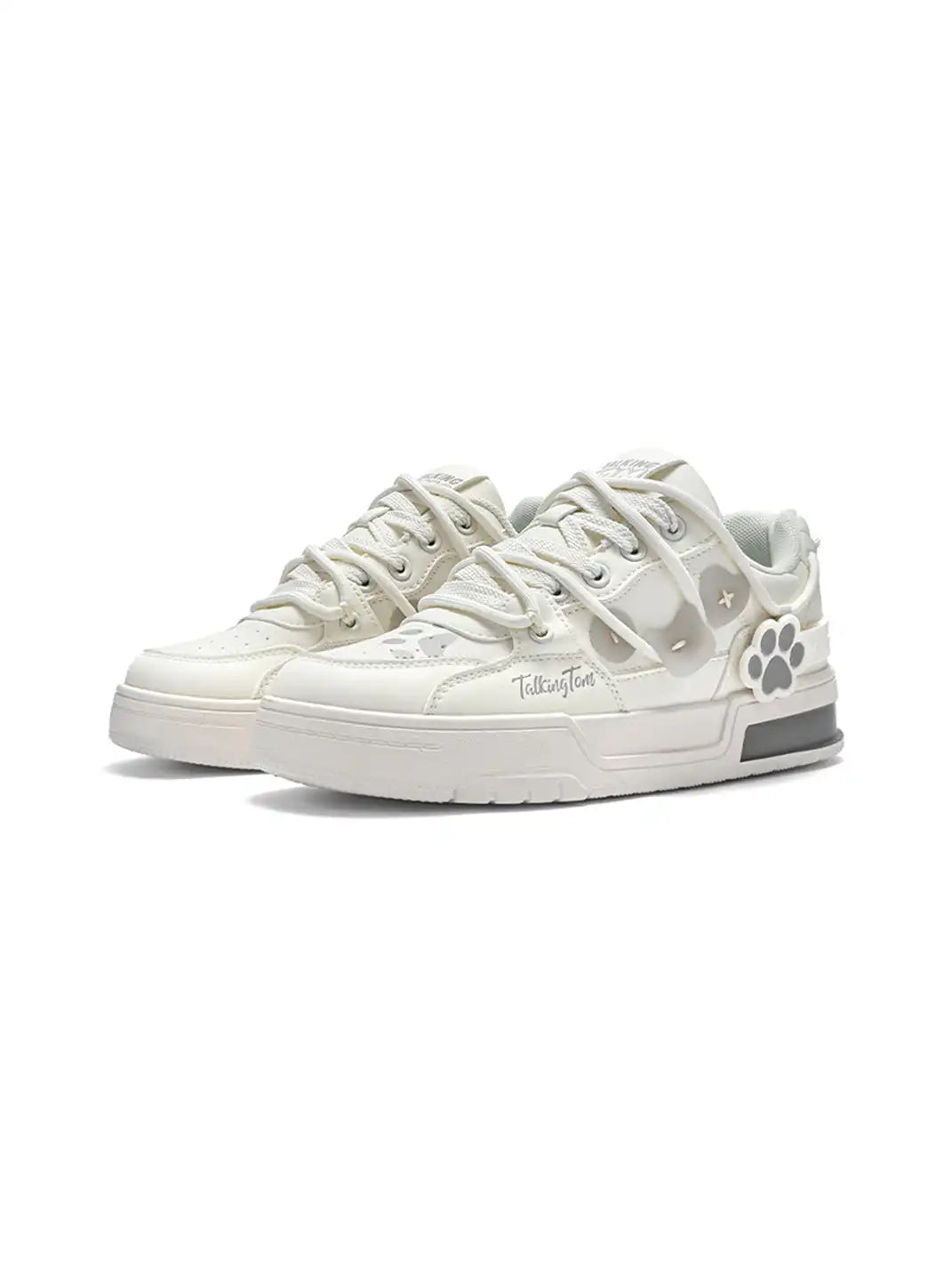 Sporty low-top sneaker featuring a paw-shaped appliqué