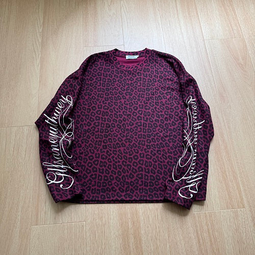 Neckline and chest embroidery on the leopard print sweatshirt