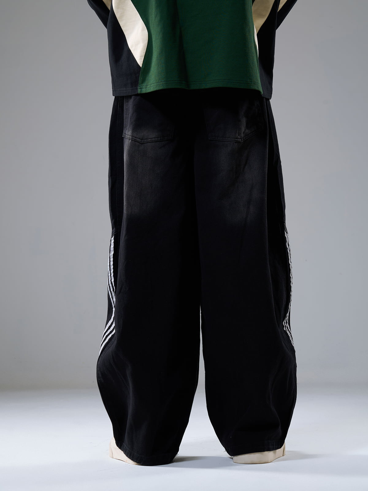 Contrast Stitching Barrel Leg Denim Jeans