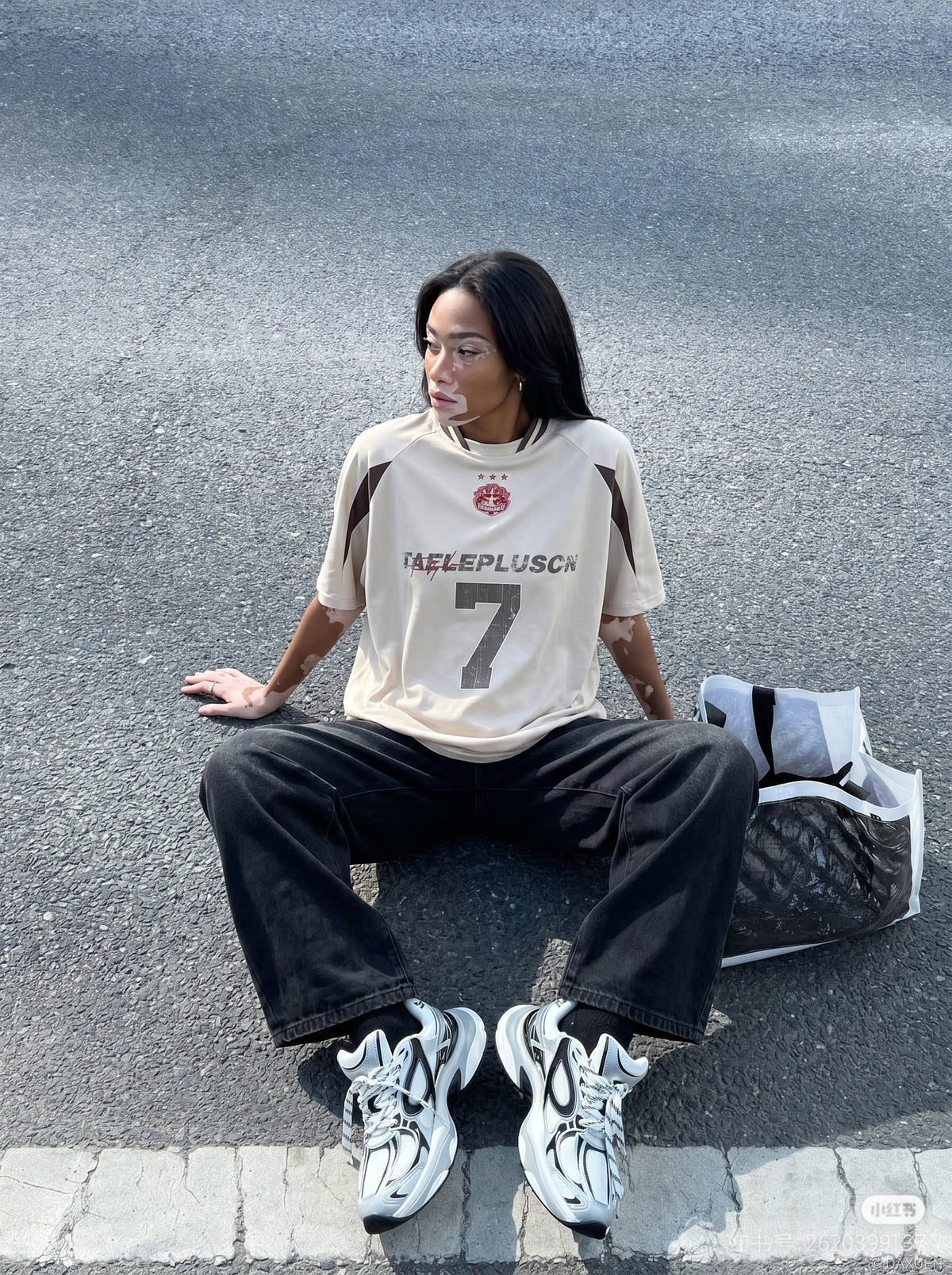 Side view of short-sleeve colour block raglan T-shirt