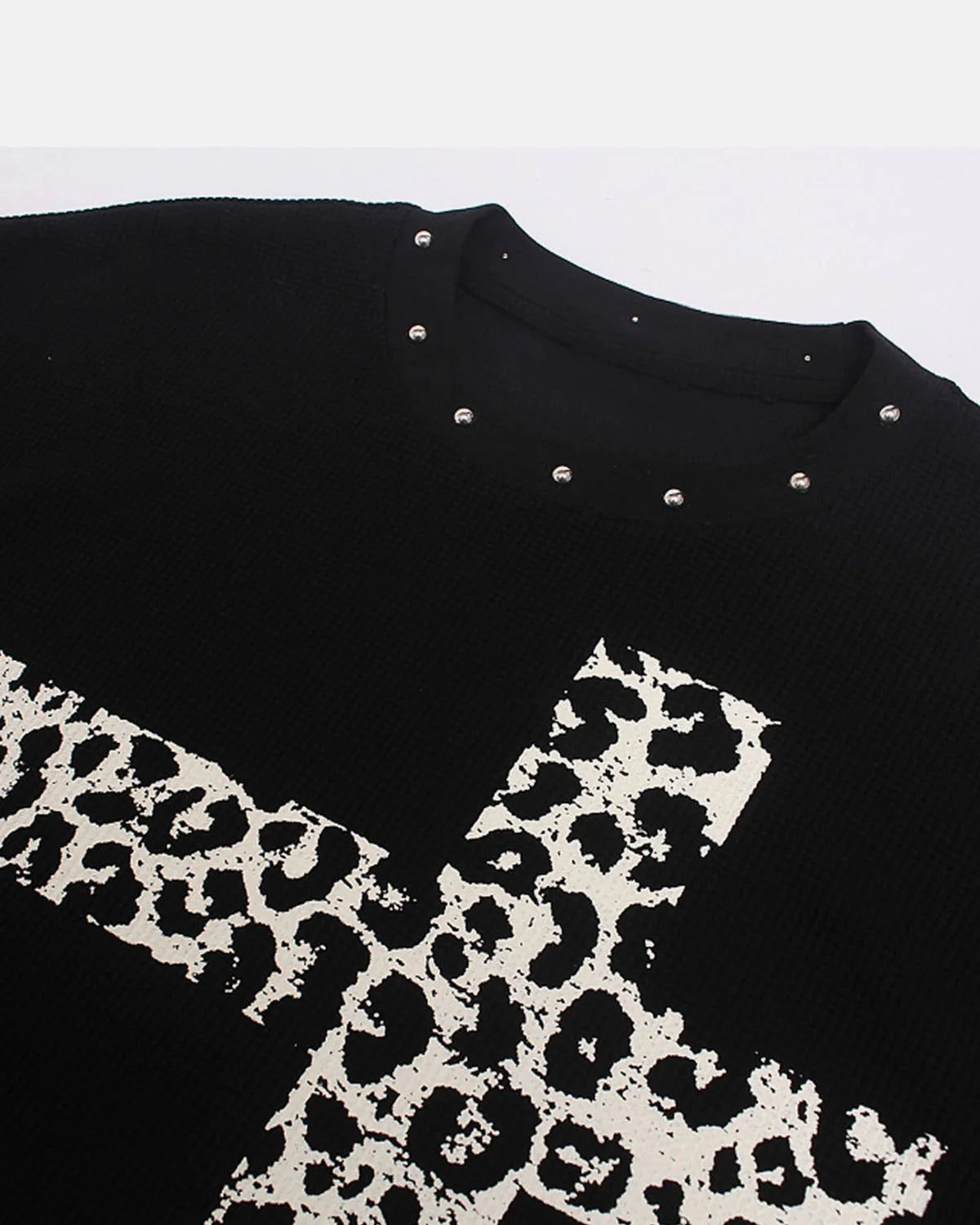 Waffle-textured T-shirt with a striking leopard cross front graphic