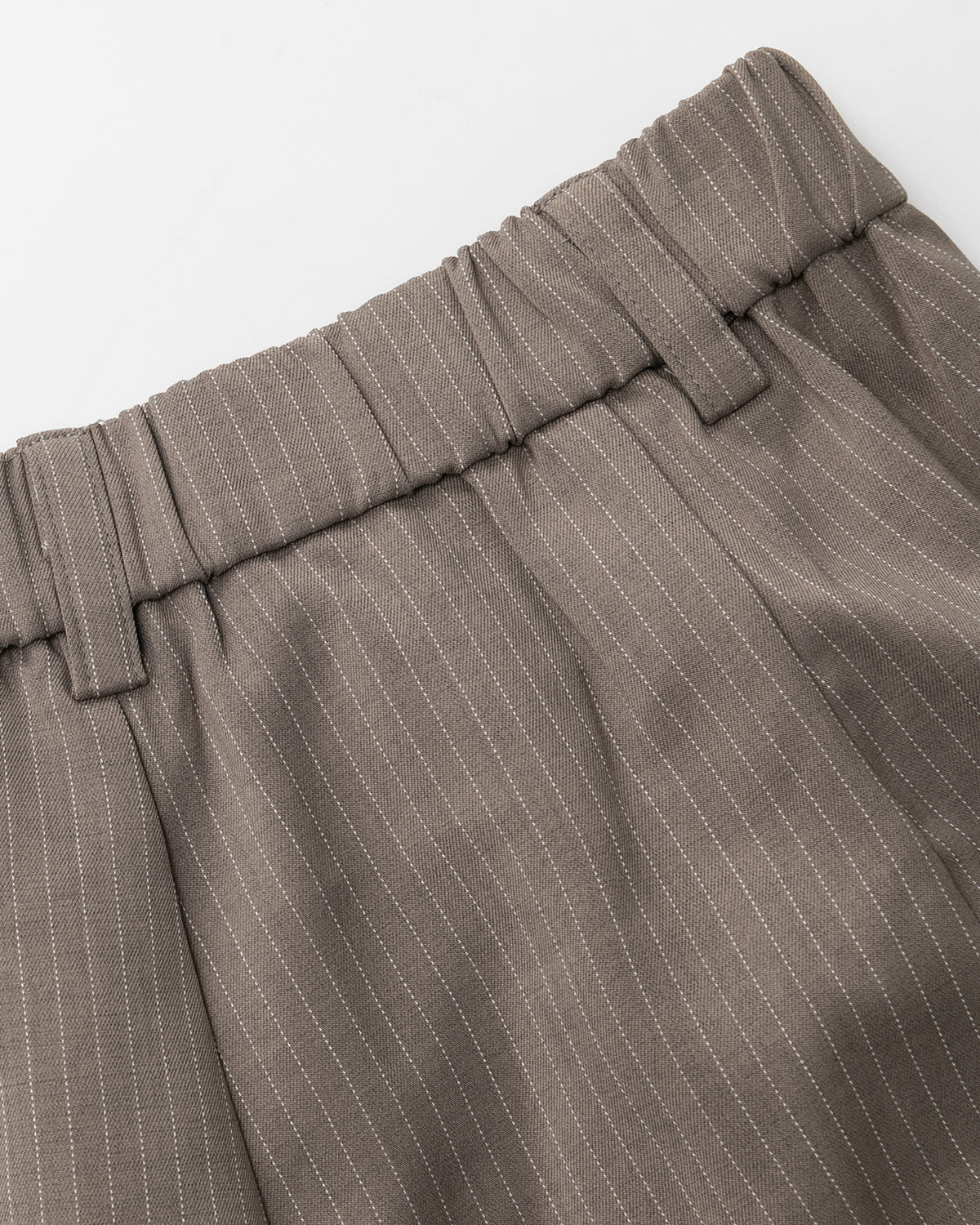 Men's pleated shorts with a refined pinstripe design