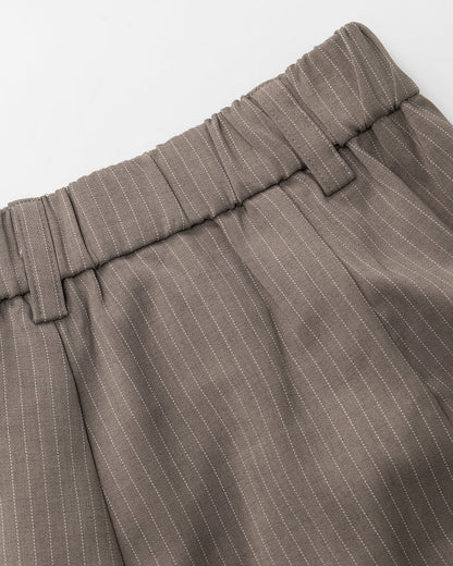 Men's pleated shorts with a refined pinstripe design